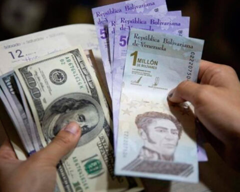 Parallel dollar is once again close to 18 bolivars this #15Dec
