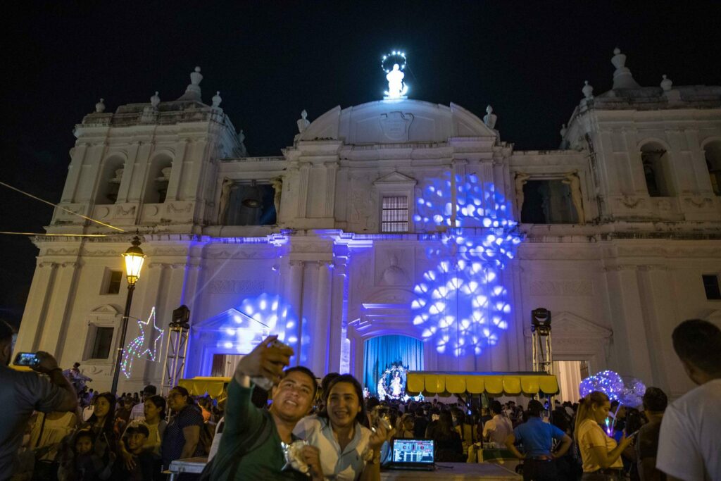 Parishion of León overflows to sing to the Virgin Mary