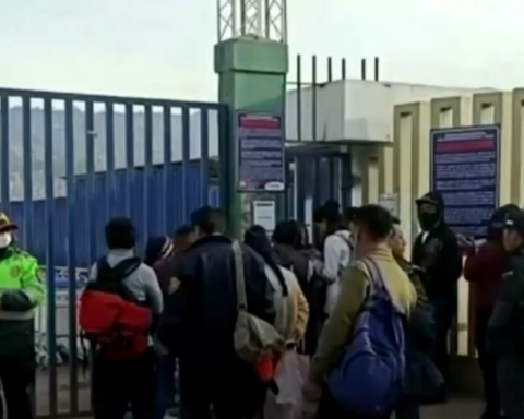 Passenger stranded at Cusco airport requests humanitarian flight: "My father passed away yesterday"