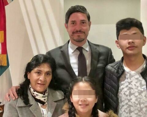 Pedro Castillo's family is already in Mexico