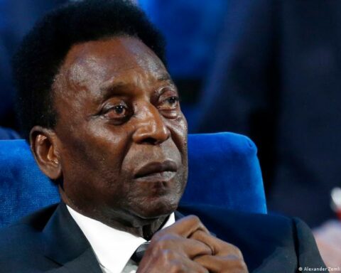 Pelé is being treated for a respiratory infection