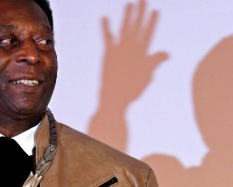 Pelé remains hospitalized and his condition is stable