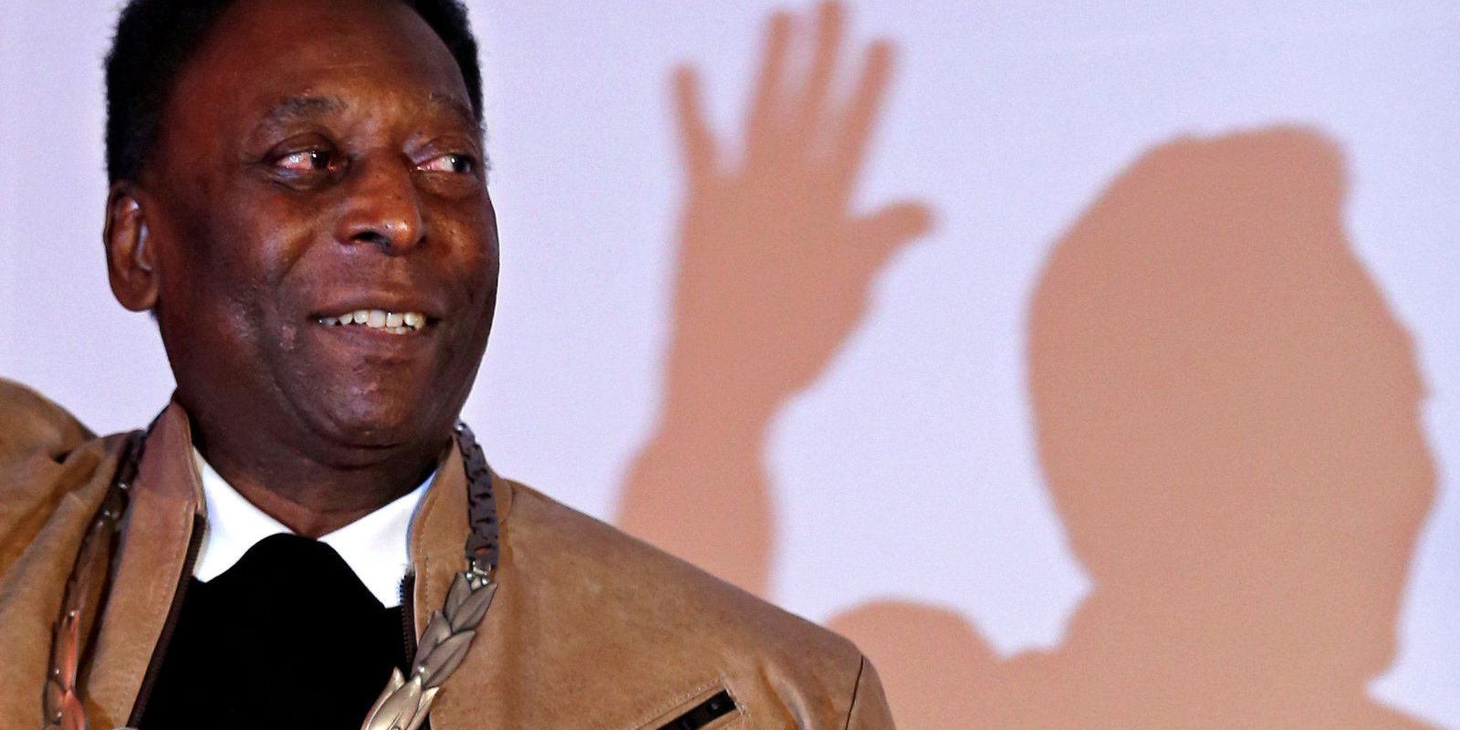 Pelé remains hospitalized and his condition is stable