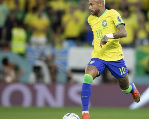 Pelé sends message of support to Neymar after elimination from the Cup