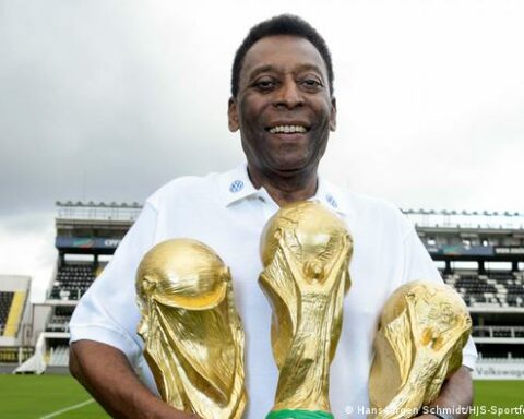 Pelé wishes the Brazilian team luck from the hospital