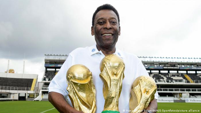 Pelé wishes the Brazilian team luck from the hospital