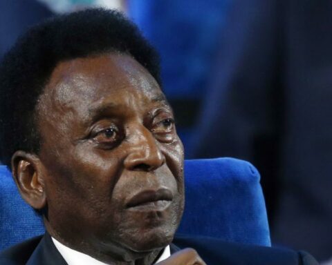 Pelé's reassuring message: "I am strong"