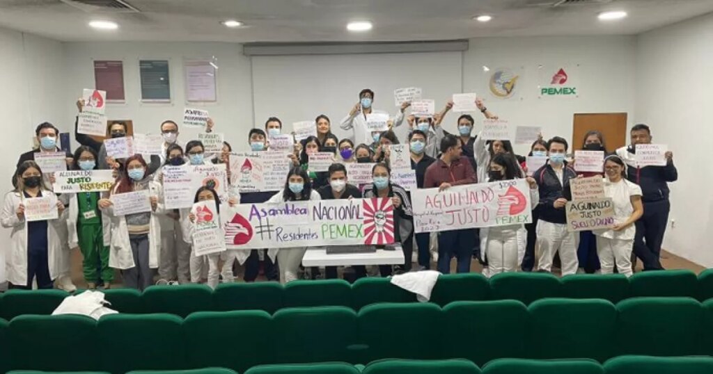 "Pemex stole Christmas": doctors continue protests for fair bonus