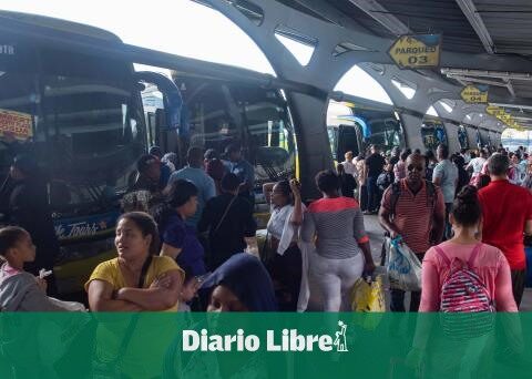 People look for seats to travel and celebrate Christmas Eve