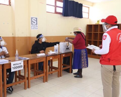 Peru holds second round to elect governors in nine provinces