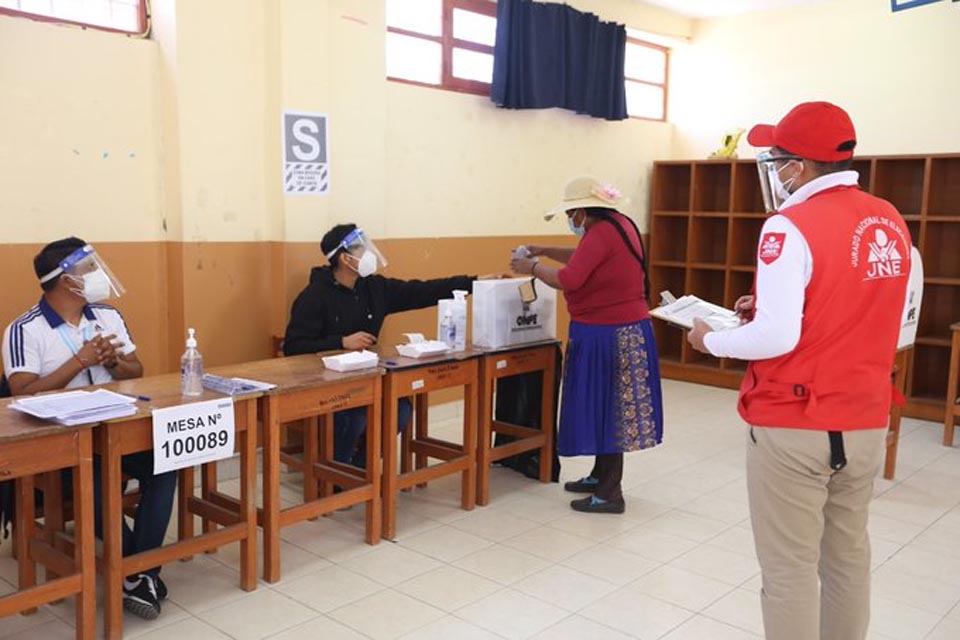 Peru holds second round to elect governors in nine provinces