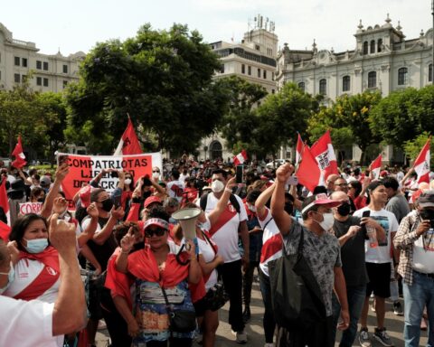 Peruvian authorities close South Andean airport due to protests