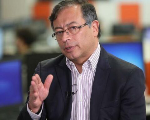 Petro continues to support Castillo after a motion by the Peruvian Congress