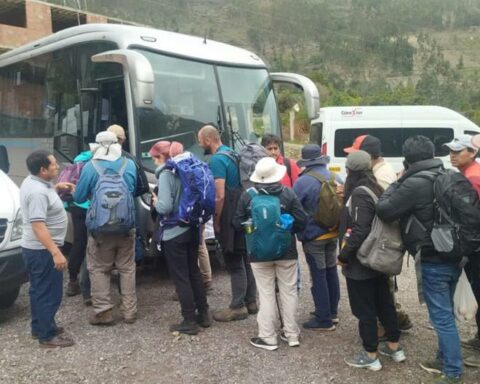 Police escort buses that transport tourists stranded in Cusco