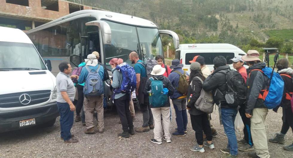 Police escort buses that transport tourists stranded in Cusco