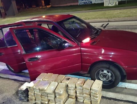 Police seized 102 kilos of base paste from a car at the accesses to Montevideo