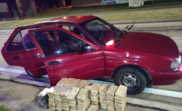 Police seized 102 kilos of base paste from a car at the accesses to Montevideo