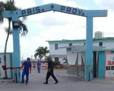 Political prisoners take advantage of the "passes" to escape Cuba as rafters