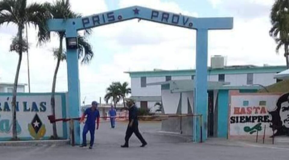 Political prisoners take advantage of the "passes" to escape Cuba as rafters