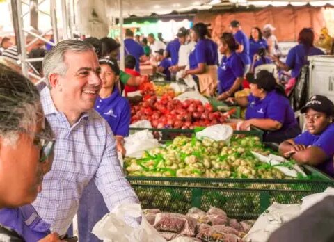 Presidente Abinader dispone rebaja de Super Combos Navideños del Inespre a RD$650