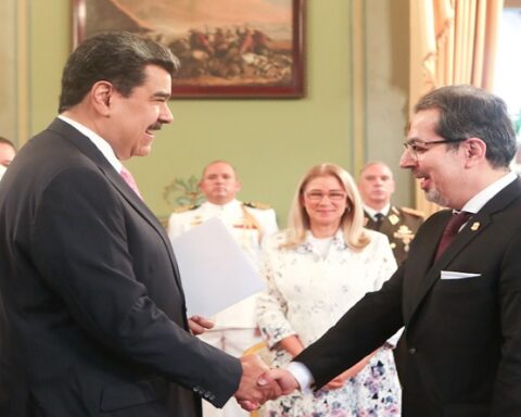 President Maduro received credentials from the Syrian ambassador