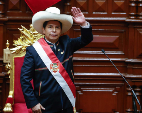 President of Peru orders the dissolution of Congress and establishes an emergency government