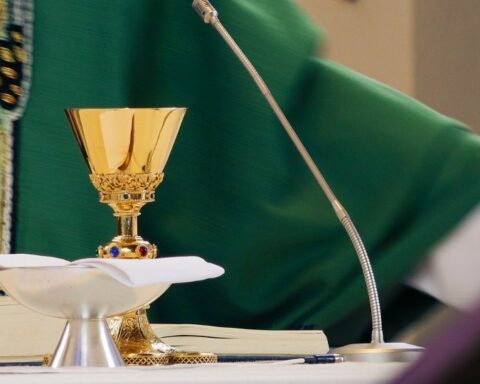 Sacerdote ocasionó choque por conducir ebrio "por mucho vino en la misa"