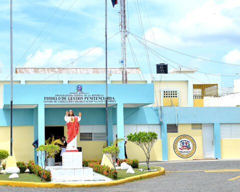 Preso se quita la vida al lanzarse de un edificio en Najayo