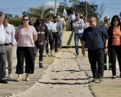 Prisoners recover descents to the beach in Parque del Plata