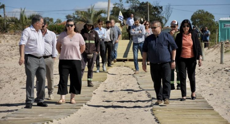 Prisoners recover descents to the beach in Parque del Plata