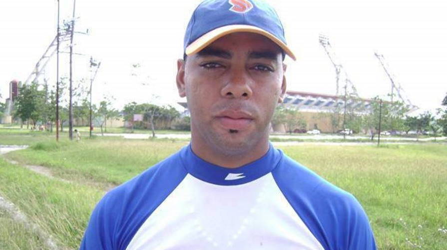 Prominent former Cuban pitcher Ifreidi Coss leaves Cuba