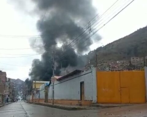 Protesters burn public places in Huancavelica