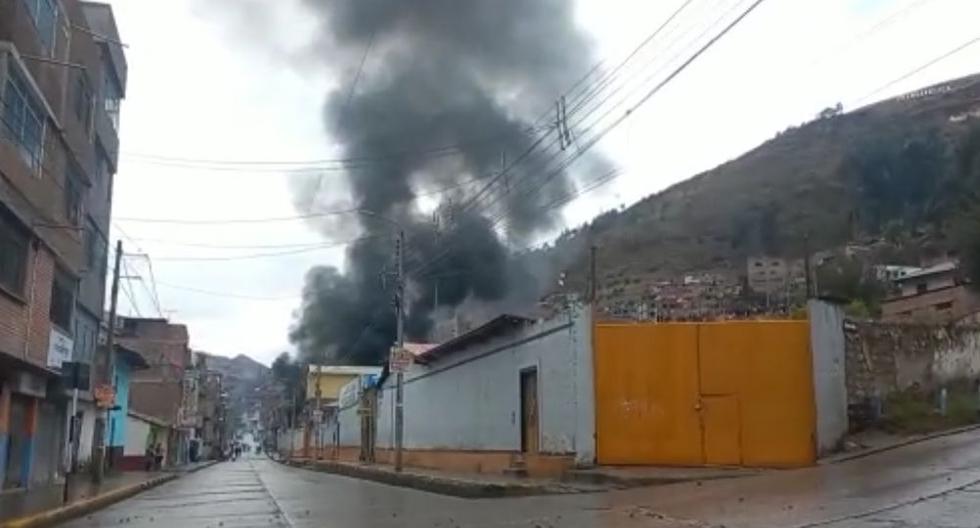 Protesters burn public places in Huancavelica