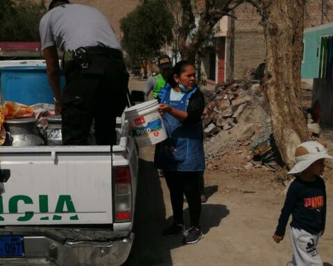 Ranchers donate milk and police distribute to residents in Arequipa (VIDEO)