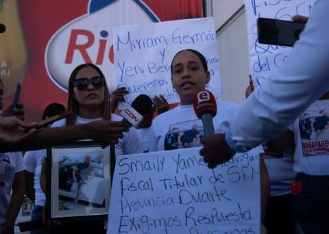 Relatives of disappeared taxi drivers march towards the CN