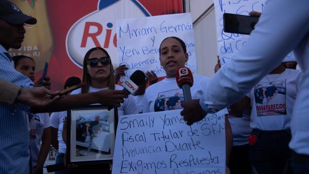 Relatives of disappeared taxi drivers march towards the CN