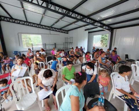 Residents of Bañado Tacumbú work on an urban design proposal for the future new neighborhood