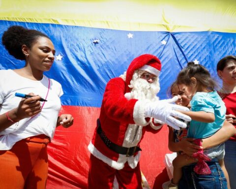 Saint Nicholas and his helpers went up to the cemetery to deliver toys