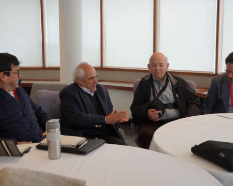 Samper visited dialogue tables between the Colombian government and the ELN