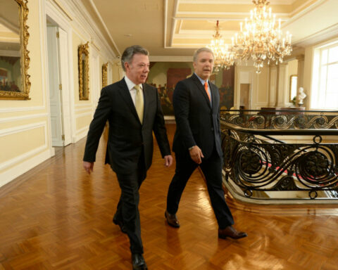 Santos accuses Duque of dismantling peace