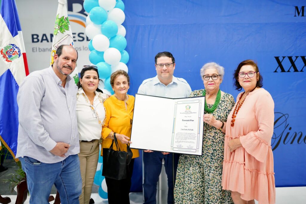 Familia Sanz Lovatón recibe homenaje póstumo a doña Zaida Ginebra