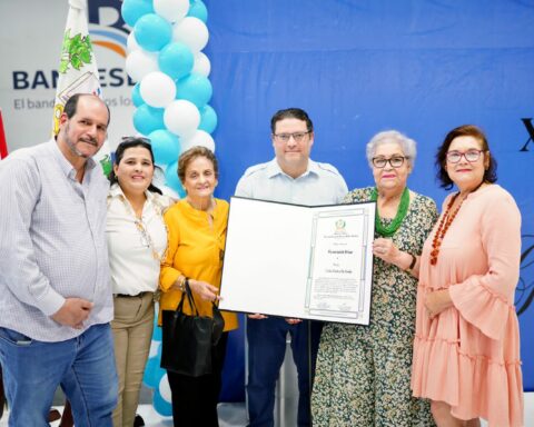 Familia Sanz Lovatón recibe homenaje póstumo a doña Zaida Ginebra