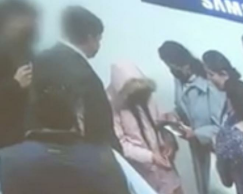 "Scoundrel, thief's wife!" They yelled at Lilia Paredes at the airport [VIDEO]