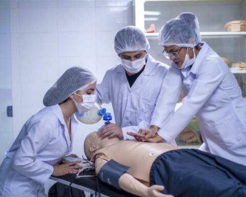 Simulators reinforce the experience of students in educational programs