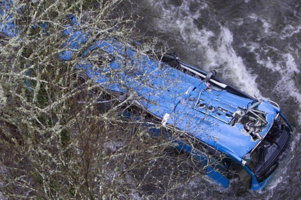 Six dead leave bus accident in Spain on Christmas Eve