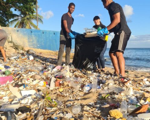 Student Meeting Point carries out Christmas cleaning day of the Malecón coast