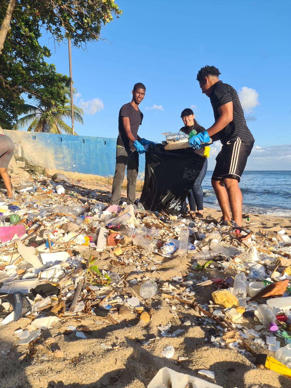 Student Meeting Point carries out Christmas cleaning day of the Malecón coast