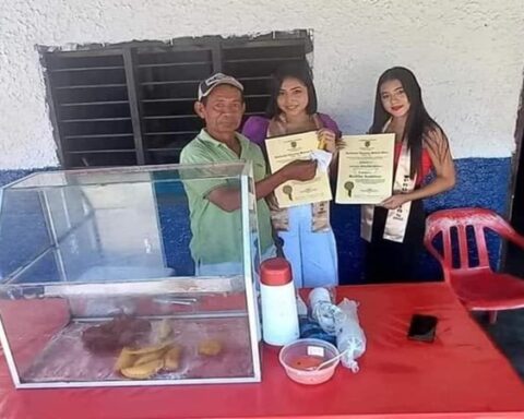 Estudiantes le dedicaron su diploma de bachiller al vendedor de fritos que les fiaba cuando no tenían dinero