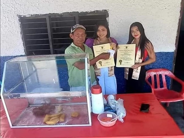 Estudiantes le dedicaron su diploma de bachiller al vendedor de fritos que les fiaba cuando no tenían dinero