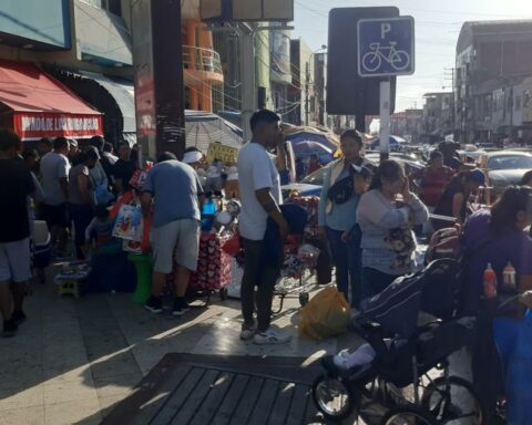 Tacna: Chaos and agglomeration due to the massive presence of buyers and street vendors